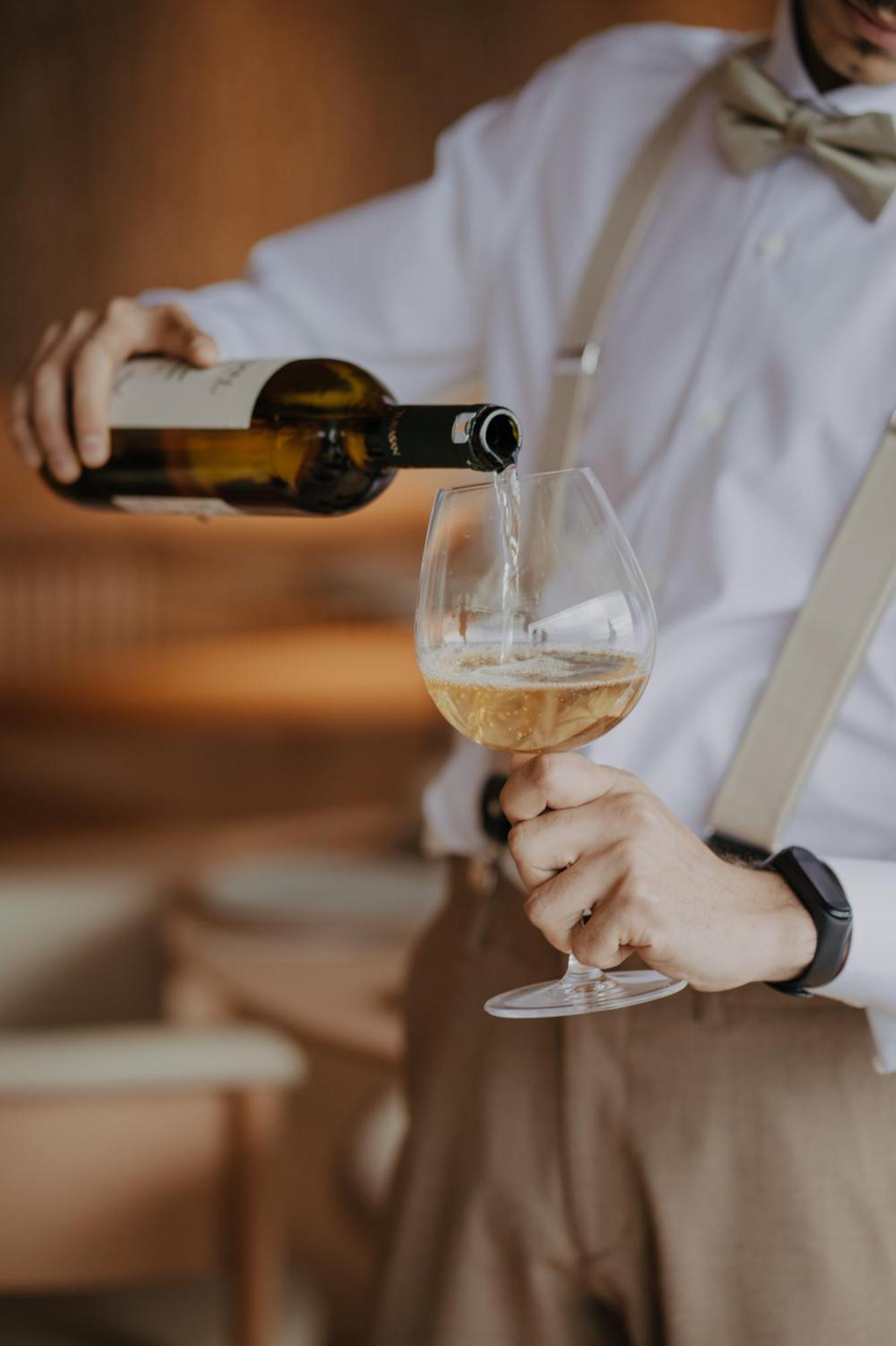 Wyndham Grand Kayseri Ngoại thất bức ảnh Wine being poured