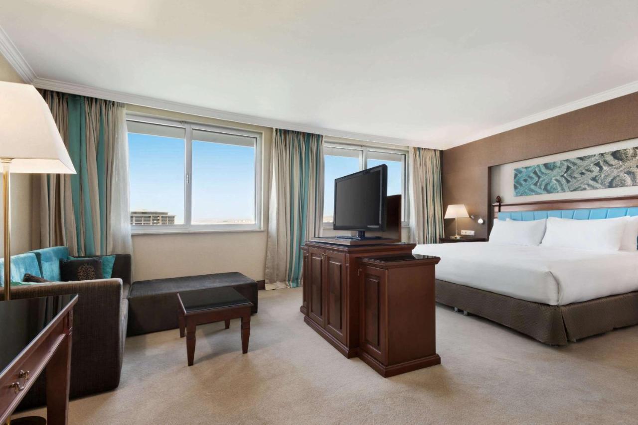 Wyndham Grand Kayseri Ngoại thất bức ảnh A room at the Hilton London Heathrow