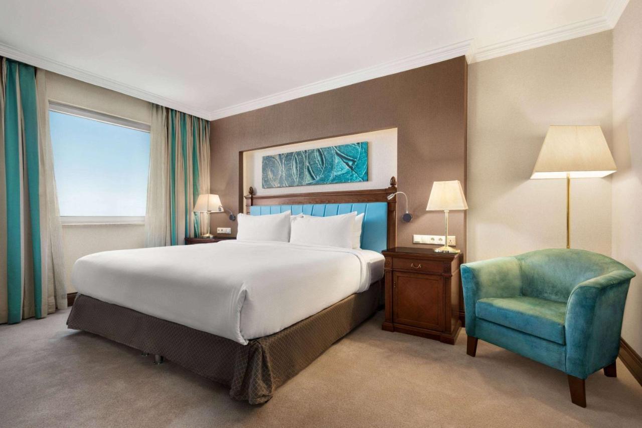 Wyndham Grand Kayseri Ngoại thất bức ảnh A bedroom at the Hilton London Heathrow